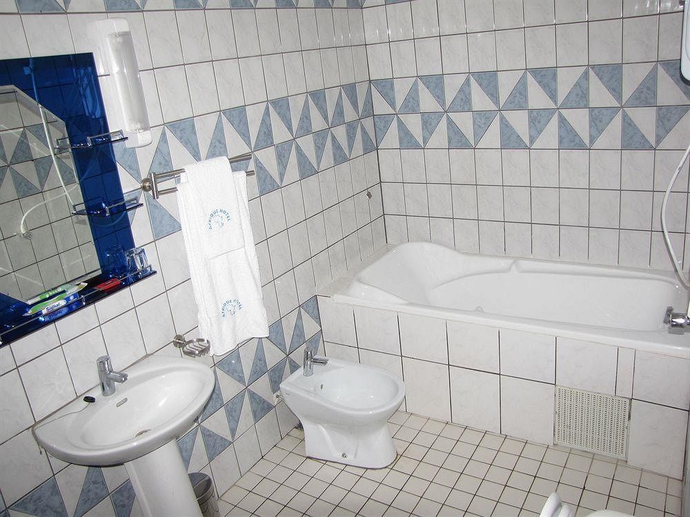 Afrique Hotel Douala Airport Екстер'єр фото